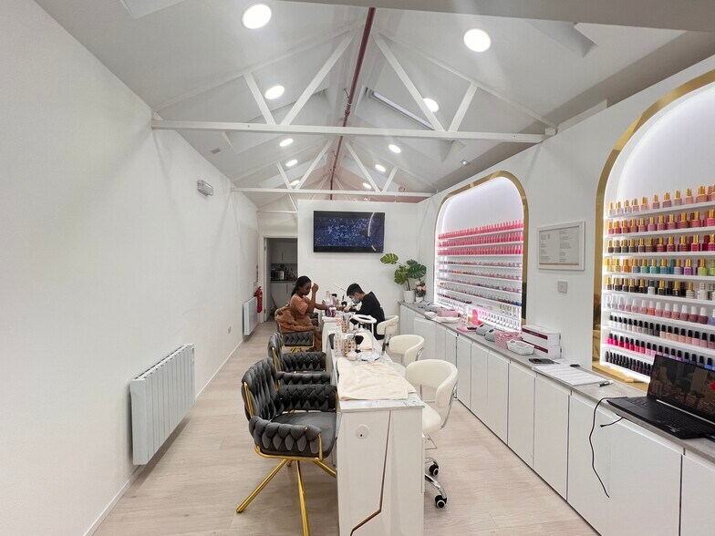 51 Chalk Farm Rd, Londres à vendre - Photo intérieure - Image 2 de 8