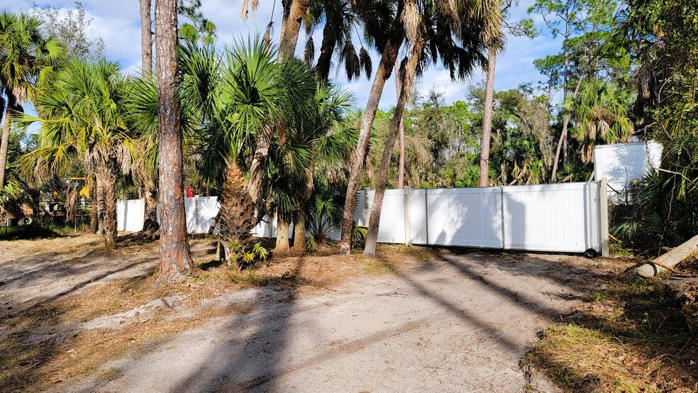 416 Sally St, Port Charlotte, FL à louer - Photo du bâtiment - Image 3 de 18