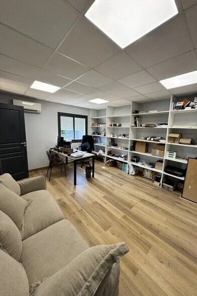 Office in Saint-Jean-de-Védas for lease - Interior Photo - Image 2 of 12