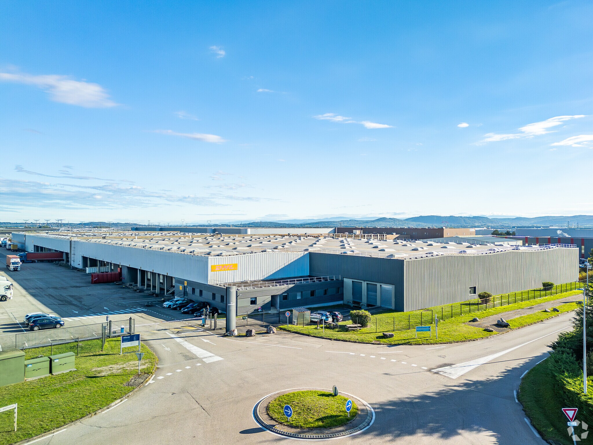 27 Avenue Des Arrivaux, Saint-Quentin-Fallavier for lease Primary Photo- Image 1 of 3