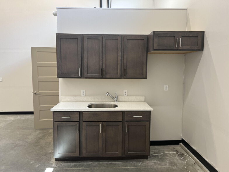 388 Larkspur St, Ponderay, ID for lease - Interior Photo - Image 3 of 13