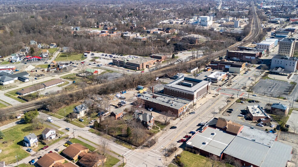 633 Broad St, Elyria, OH à vendre - Photo du bâtiment - Image 2 de 9