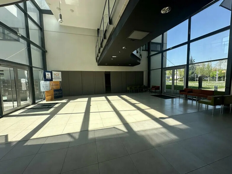 Bureau dans Schiltigheim à louer - Hall d’entrée - Image 2 de 8