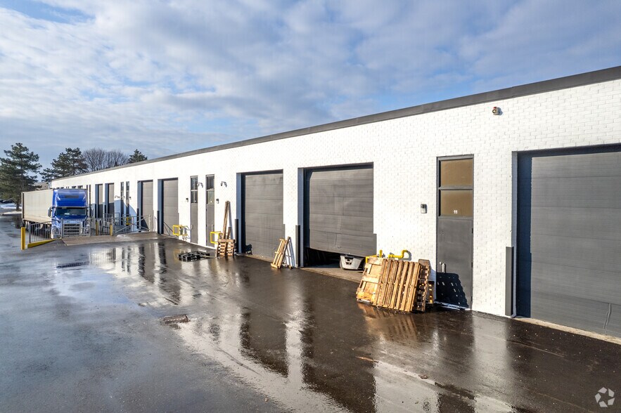 132 Jardin Dr, Concord, ON à louer - Photo du bâtiment - Image 2 de 2