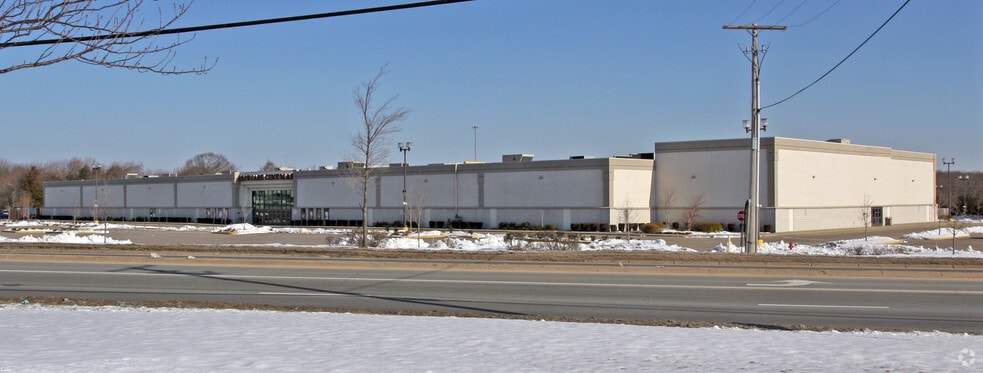 Showcase Cinema Portfolio portfolio of 13 properties for sale on LoopNet.ca - Primary Photo - Image 3 of 15