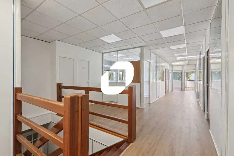 13 Avenue Des 3 Peuples, Montigny-le-Bretonneux for lease - Interior Photo - Image 2 of 18