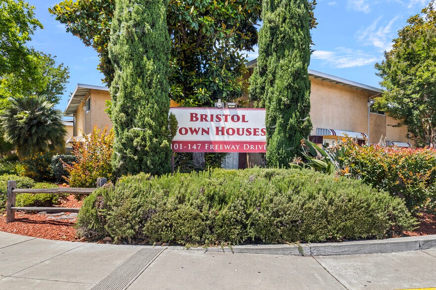 101-147 Freeway Dr, Napa, CA à vendre - Photo du bâtiment - Image 2 de 6