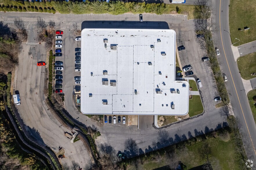 26 Harbor Park Dr, Port Washington, NY for lease - Building Photo - Image 3 of 14