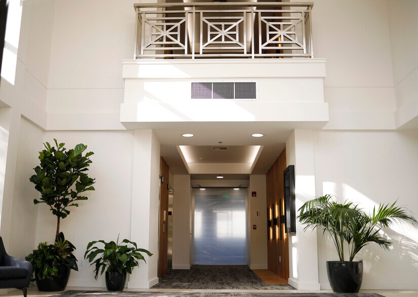 11250 Kirkland Way, Kirkland, WA for lease - Interior Photo - Image 2 of 9