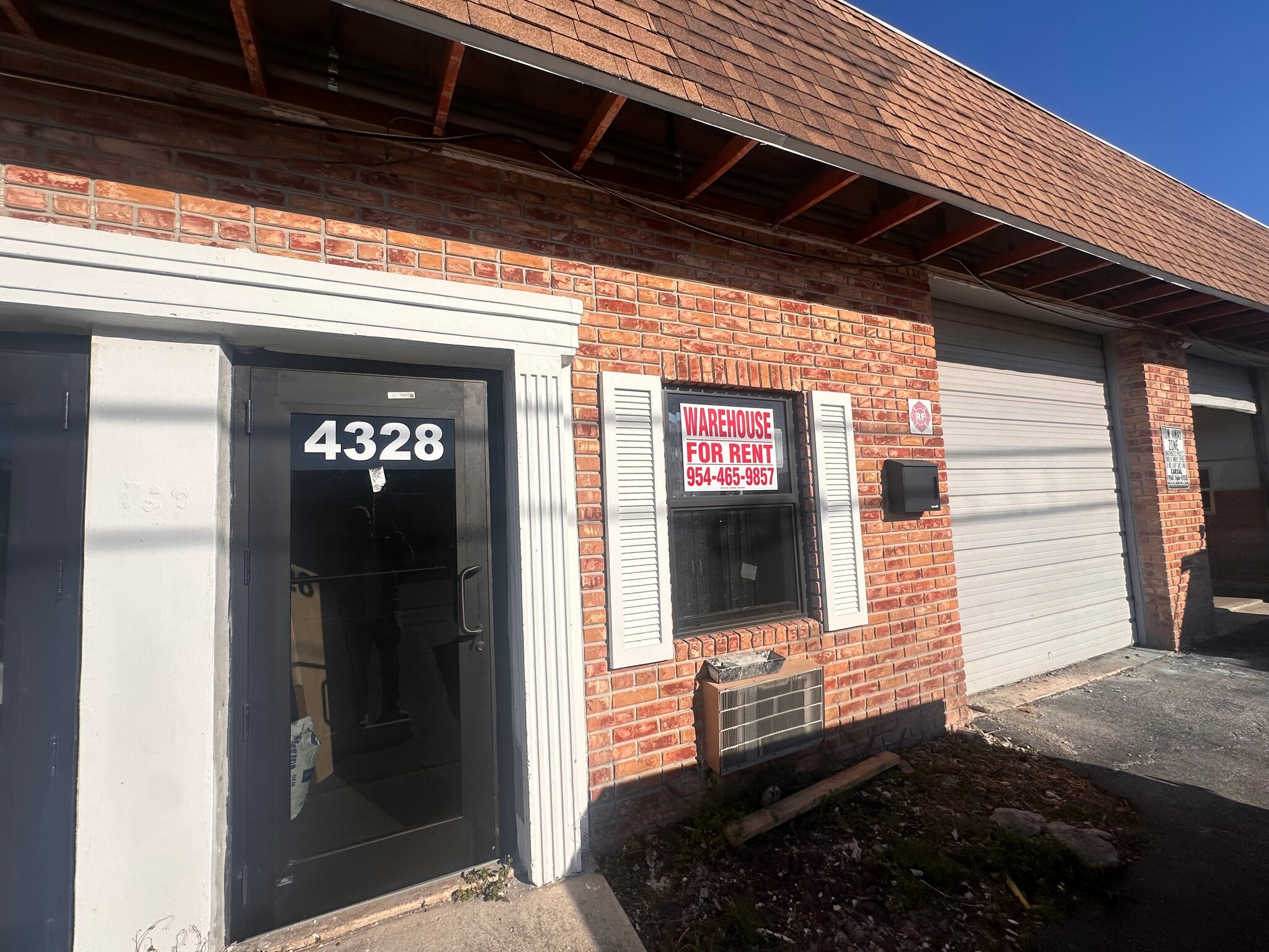 4324-4340 NE 11th Ave, Oakland Park, FL for lease Primary Photo- Image 1 of 3