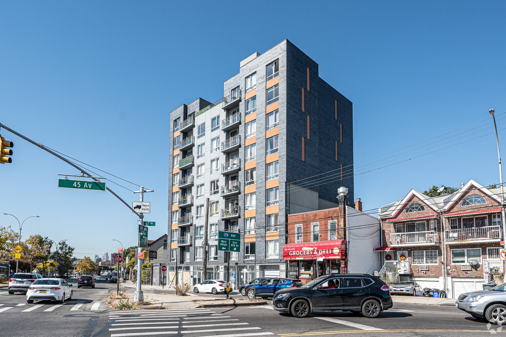 70-09 45th Ave, Flushing, NY à vendre Photo du bâtiment- Image 1 de 10
