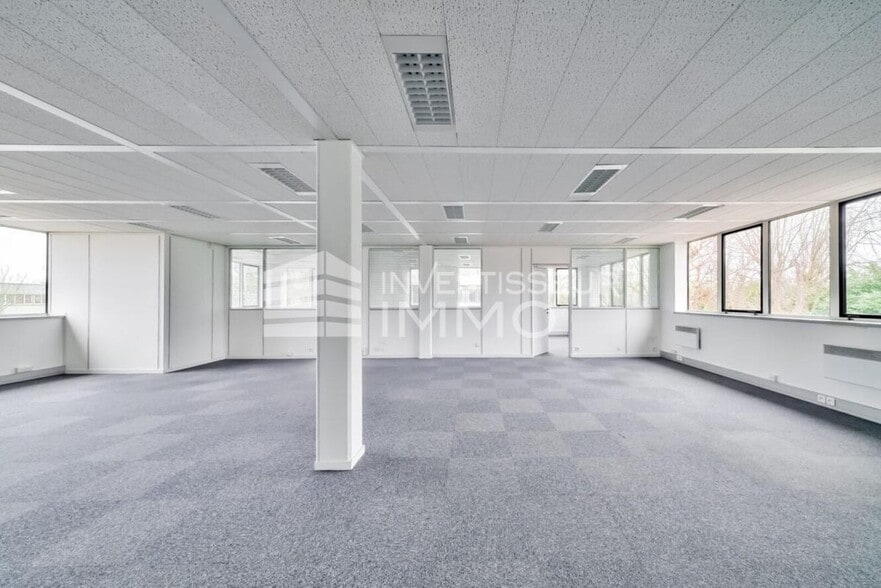 Office in Saint Thibault Des Vignes for lease - Interior Photo - Image 2 of 6