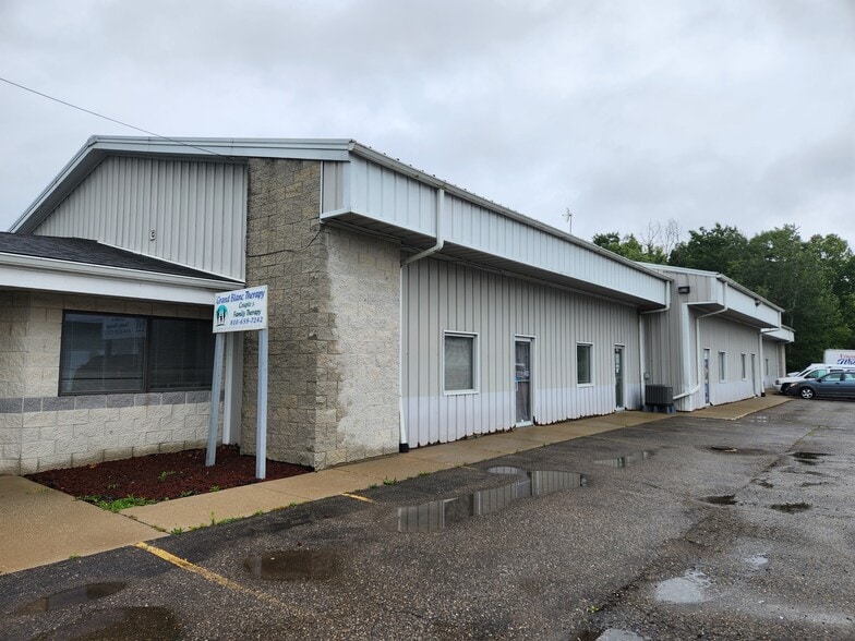 8240-8244 Embury Rd, Grand Blanc, MI for sale - Building Photo - Image 2 of 3