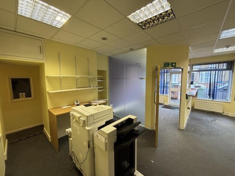 27-31 North Cross Rd, London for lease - Interior Photo - Image 3 of 6