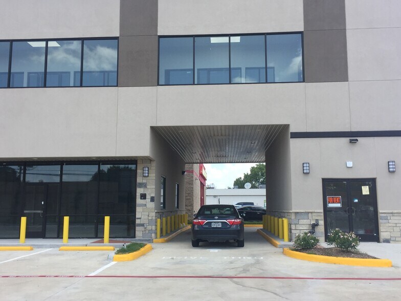 701 Pin Oak Rd, Katy, TX à louer - Photo du bâtiment - Image 3 de 25