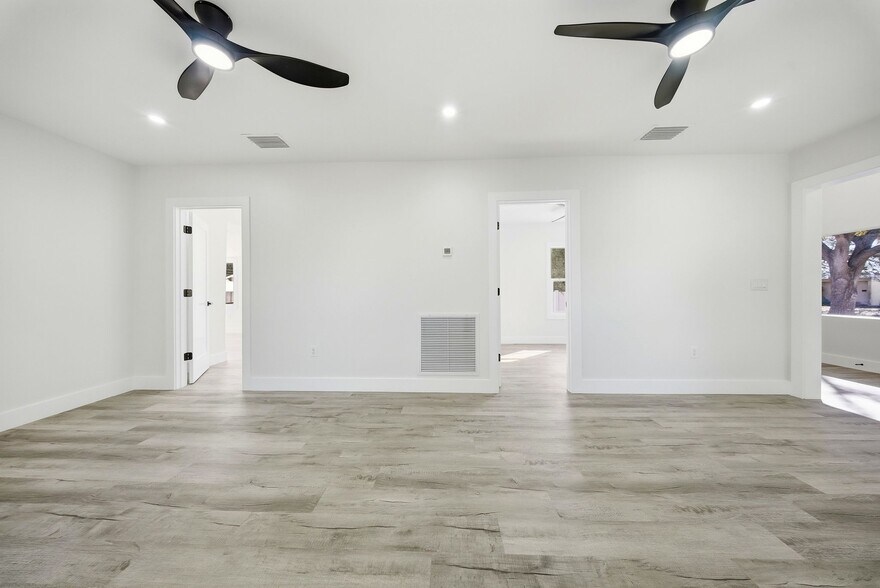 2051 1st Ave N, Saint Petersburg, FL à vendre - Photo du bâtiment - Image 3 de 26