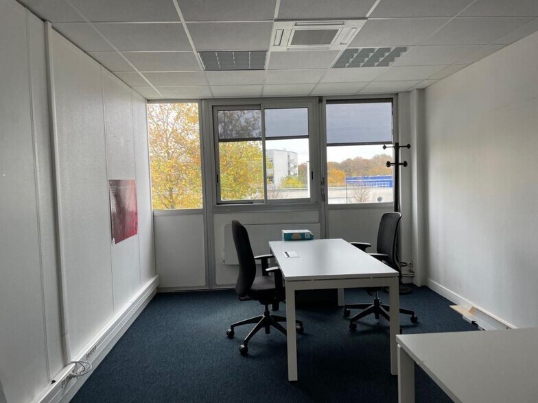 Office in Trappes for sale - Interior Photo - Image 2 of 8