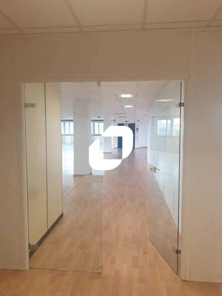 Bureau dans Vitry-sur-Seine à louer - Photo du bâtiment - Image 2 de 18