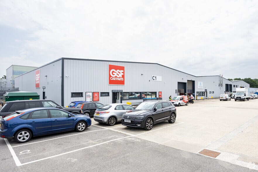 4 Woolborough Ln, Crawley for sale - Building Photo - Image 1 of 1