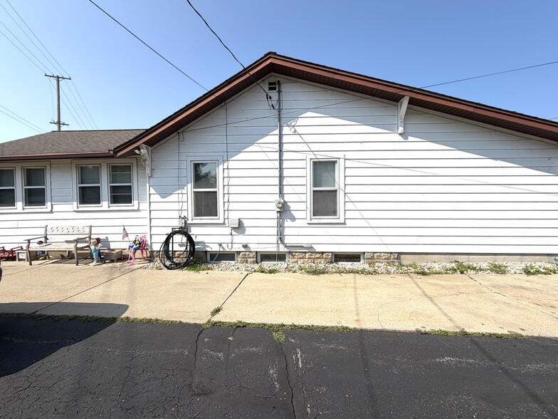 914 Blackhawk Blvd, South Beloit, IL for sale - Building Photo - Image 2 of 5