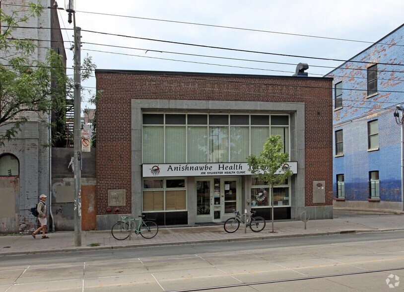225 Queen St E, Toronto, ON à louer - Photo du bâtiment - Image 2 de 2