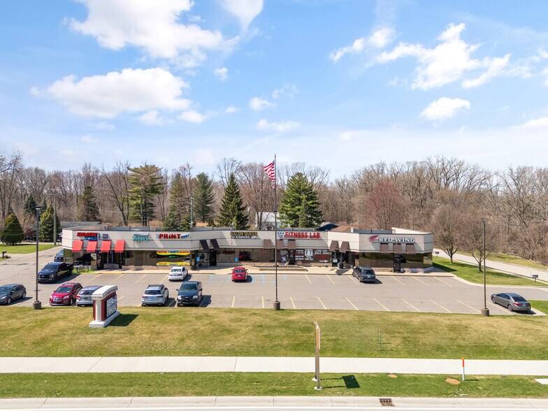 33131-33289 Mound Rd, Sterling Heights, MI à louer - Photo du bâtiment - Image 1 de 11