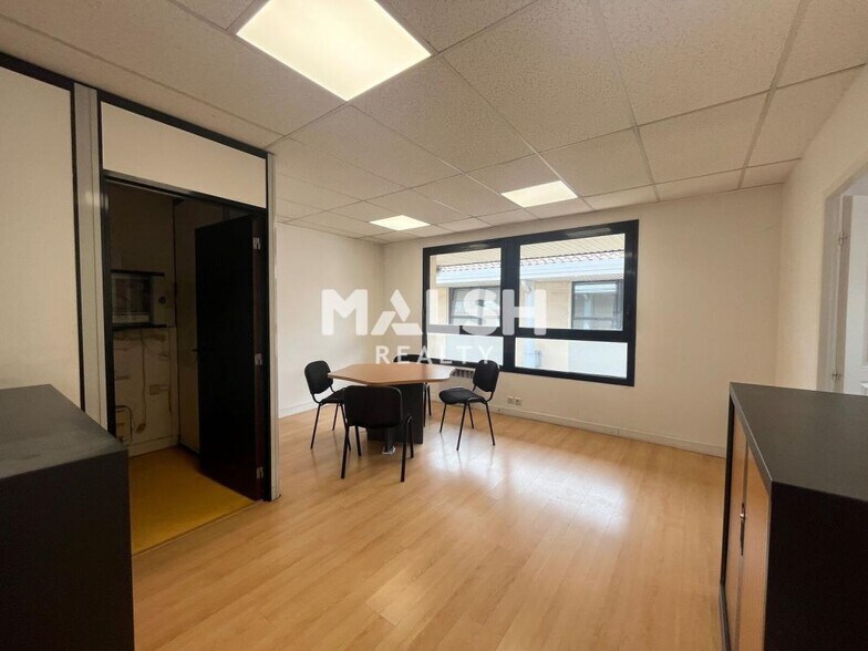 Office in Limas for lease - Interior Photo - Image 2 of 5