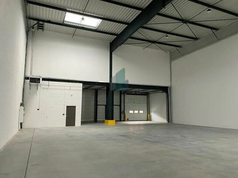 Flex dans SAINT-OUEN-L'AUMONE à louer - Photo du bâtiment - Image 2 de 8