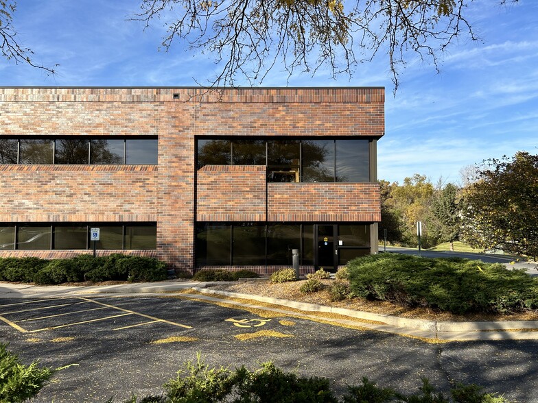 W239N1812 Rockwood Dr, Waukesha, WI for lease - Building Photo - Image 2 of 4