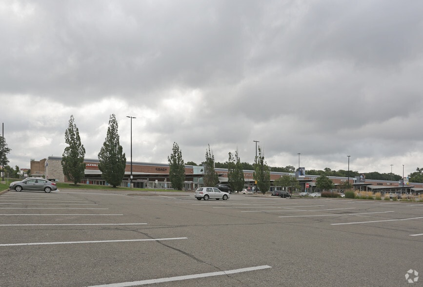 7500 Lundy's Ln, Niagara Falls, ON for lease - Building Photo - Image 2 of 9