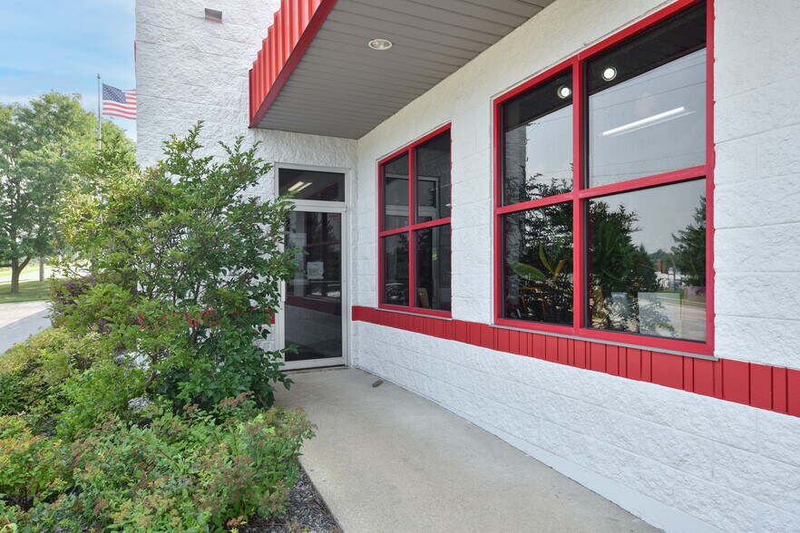 820 W Sumner St, Hartford, WI for sale - Building Photo - Image 2 of 48