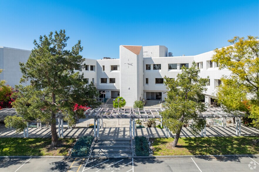 601 Potrero Grande Dr, Monterey Park, CA à louer - Photo du bâtiment - Image 2 de 5