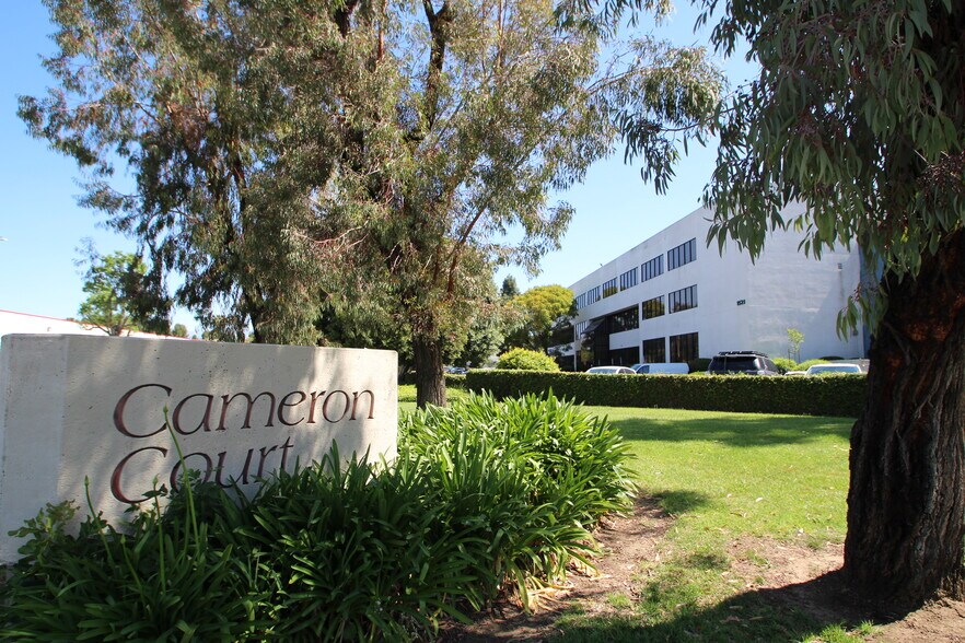 1501 W Cameron Ave, West Covina, CA à louer - Photo du bâtiment - Image 2 de 16