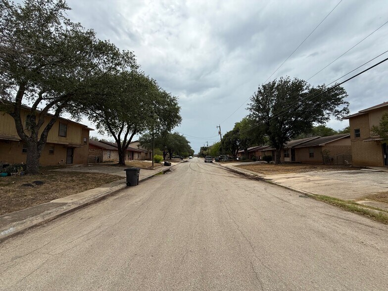 Remigio Duplex Portfolio + 8 Acres portfolio of 43 properties for sale on LoopNet.ca - Building Photo - Image 3 of 10