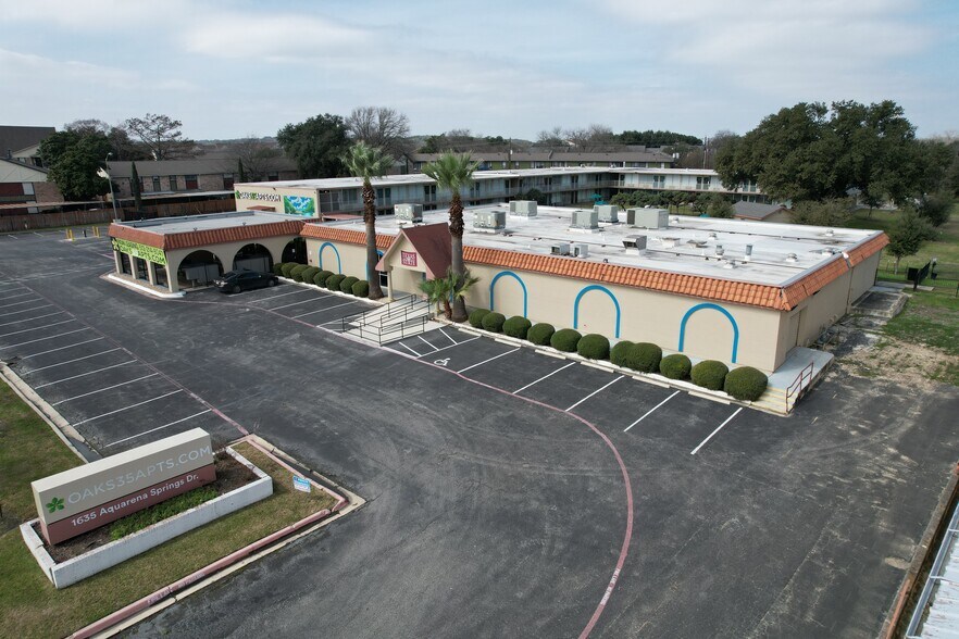 1635 Aquarena Springs Dr, San Marcos, TX à louer - Photo du bâtiment - Image 1 de 18