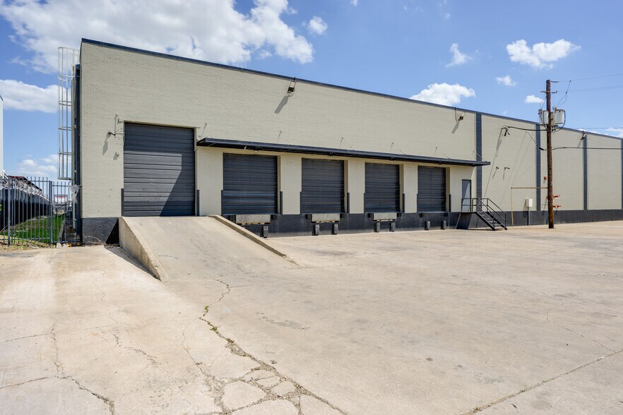 5124 Sharp St, Dallas, TX à vendre - Photo du bâtiment - Image 2 de 14