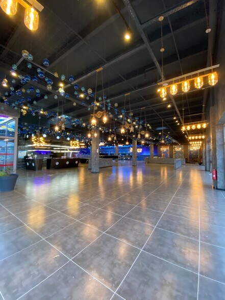 Retail in Les Mureaux for lease - Building Photo - Image 3 of 4