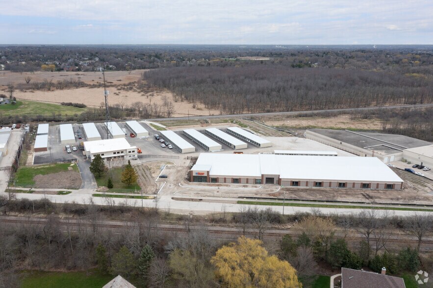 16840 Pheasant Dr, Brookfield, WI à louer - Photo du bâtiment - Image 2 de 2