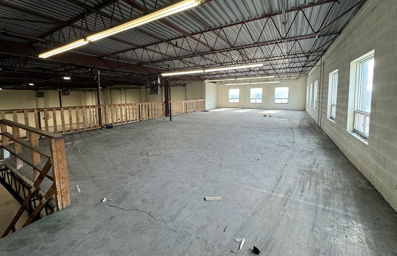 109-135 Paramount Rd, Winnipeg, MB for lease Interior Photo- Image 1 of 20