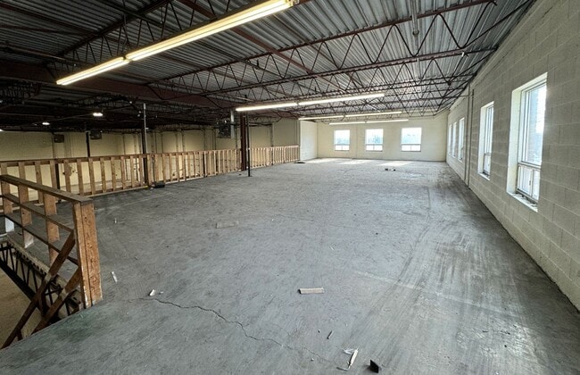 More details for 109-135 Paramount Rd, Winnipeg, MB - Industrial for Lease