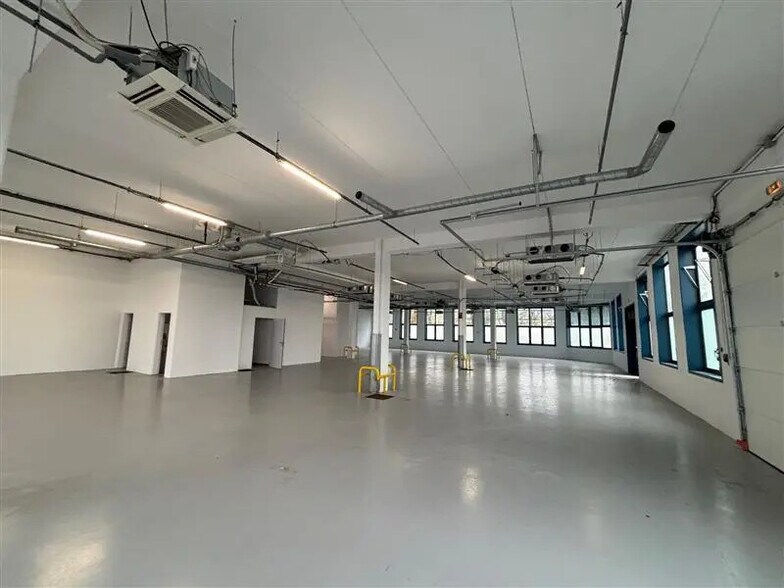 Flex in Fresnes for lease - Building Photo - Image 1 of 7