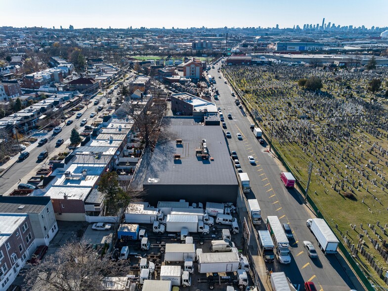 61-26 Maurice Ave, Maspeth, NY à louer - Aérien - Image 3 de 4