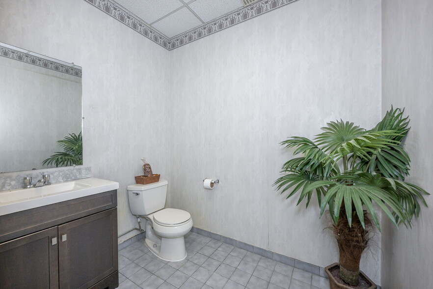 125 Washington Ave, Dumont, NJ for lease - Interior Photo - Image 3 of 36