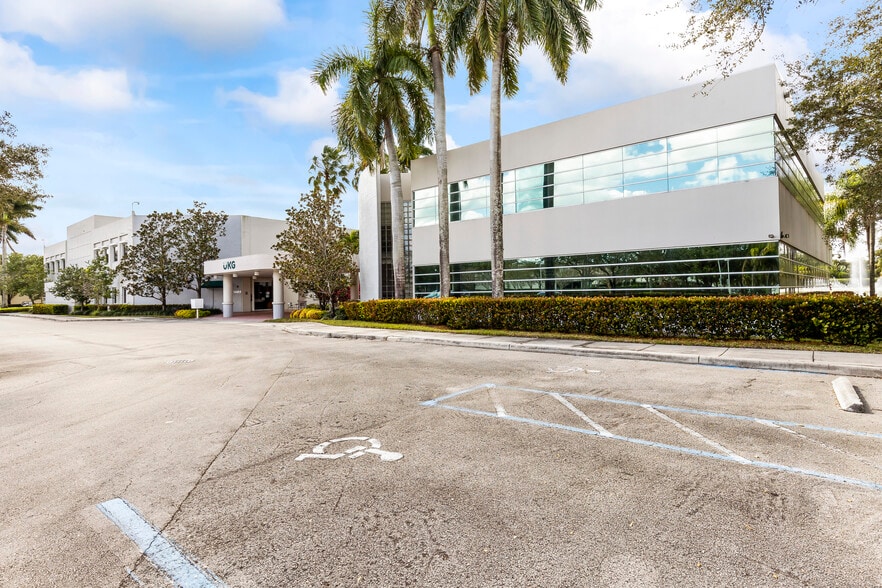 Village Plaza of Weston Florida portfolio of 2 properties for sale on LoopNet.ca - Building Photo - Image 2 of 28