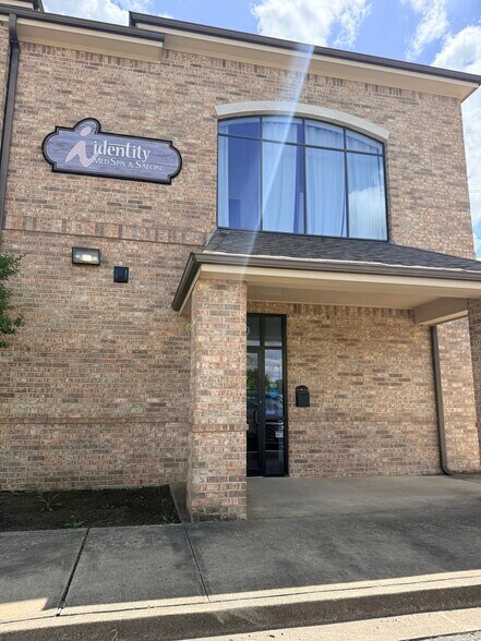 2140 W Grande Blvd, Tyler, TX à louer - Photo du bâtiment - Image 2 de 27