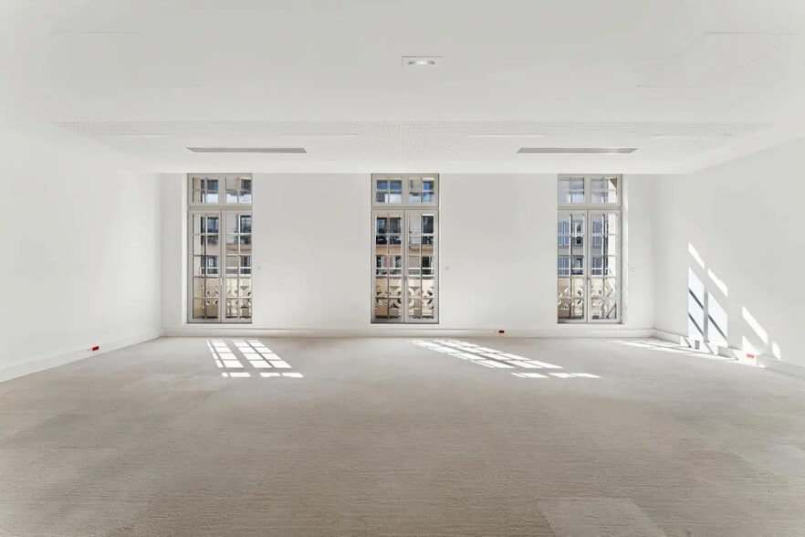 60 Rue Jouffroy D'Abbans, Paris for lease - Building Photo - Image 1 of 27