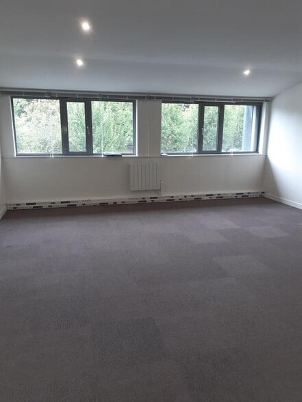 Rue Albert Einstein, Champs-sur-Marne for lease - Interior Photo - Image 3 of 6