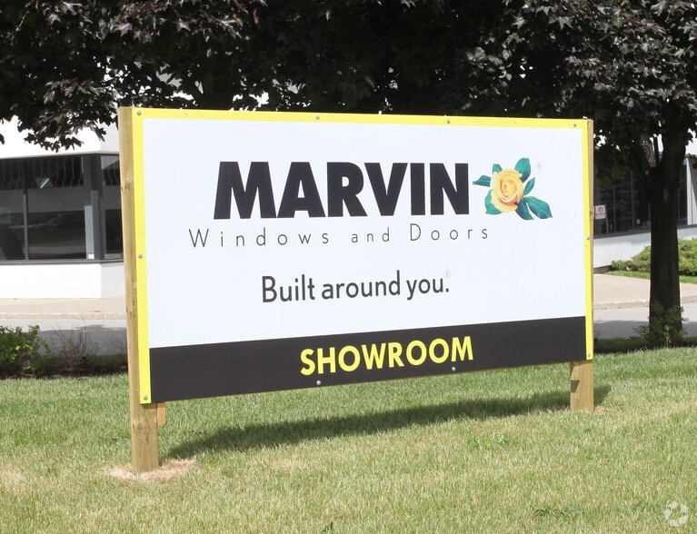 1455 Courtneypark Dr E, Mississauga, ON for lease - Building Photo - Image 2 of 3