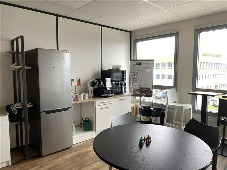 Office in Dardilly for lease - Building Photo - Image 1 of 6