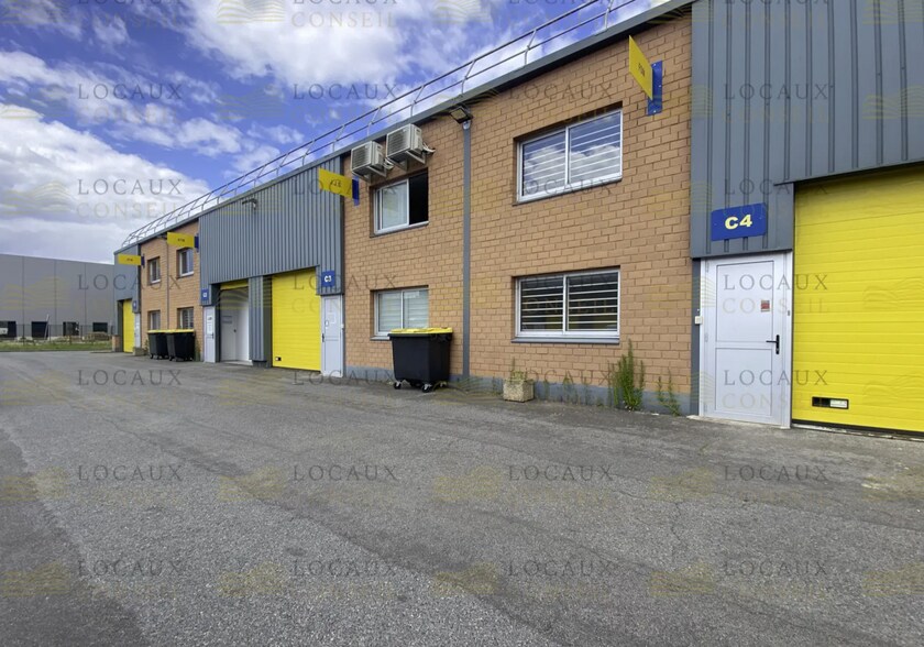 Industriel dans Saint-Ouen-l'Aumône à louer - Photo du bâtiment - Image 3 de 3